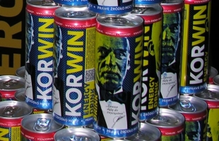 korwin-janusz-mikke-poslanec-euro-eu-energy-drink-cans